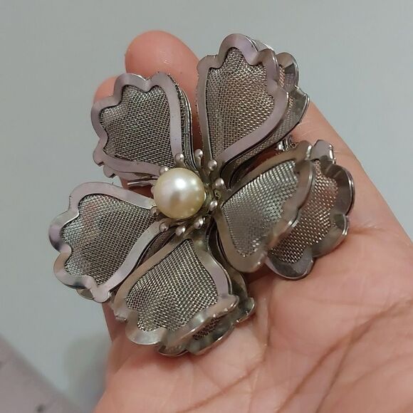 Vintage Signed BED Silver Tone Mesh Flower Brooch Pin - Picture 3 of 6